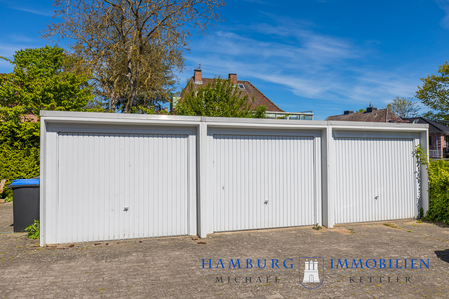 Eine Garage links