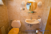 Gäste-WC - Preiswerte und gepflegte Doppelhaushälfte aus 1985 auf Erbpacht bis 2078 in 24558 Henstedt-Ulzburg