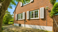 Seitenansicht - Privates Gartenrefugium in Dahme – charmantes Küstenhaus mit Sauna & großem Naturgrundstück