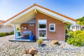 Haus von vorne - Scandinavischer EBK Bungalow auf ca. 792m² Traum-Grundstück in 23747 Dahme