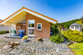 Haus von vorne - Scandinavischer EBK Bungalow auf ca. 792m² Traum-Grundstück in 23747 Dahme