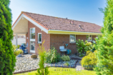 Haus seitlich - Scandinavischer EBK Bungalow auf ca. 792m² Traum-Grundstück in 23747 Dahme