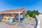 Haus seitlich - Scandinavischer EBK Bungalow auf ca. 792m² Traum-Grundstück in 23747 Dahme