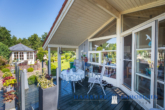 Terrasse hinten - Scandinavischer EBK Bungalow auf ca. 792m² Traum-Grundstück in 23747 Dahme