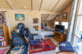 Wohnraum mit zusätzlichen Alkoven Schlafplatz - Scandinavischer EBK Bungalow auf ca. 792m² Traum-Grundstück in 23747 Dahme