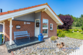 Haus von vorne - Scandinavischer EBK Bungalow auf ca. 792m² Traum-Grundstück in 23747 Dahme