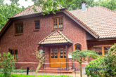 Frontansicht/Eingang Eignerwohnung - 3-Familienhaus – BJ 1999 – Eignerwohnung, 4 Zimmer, sofort beziehbar – 30-er Zone in 25436 Tornesch