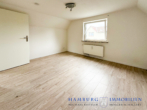 Zimmer Obergeschoss - Eine Wohnung sofort beziehbar in saniertem 3-Familienhaus in 24576 Bad Bramstedt