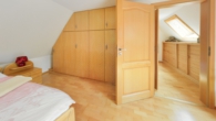 Schlafzimmer OG - Zwei verbundene Häuser – modernes Wohnensemble mit flexiblen Nutzungsmöglichkeiten